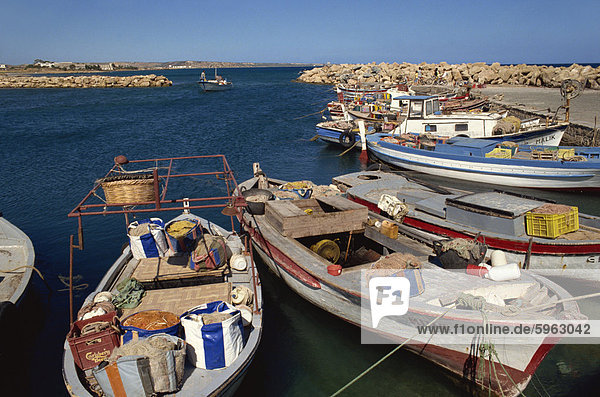 Angeln Boote im kleinen Hafen von Bogaz  Nord Zypern  Zypern  Mittelmeer  Europa
