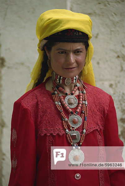 Tadschikischer Frau in traditioneller Kleidung  Tashkurgan  Xinjiang  China  Asien