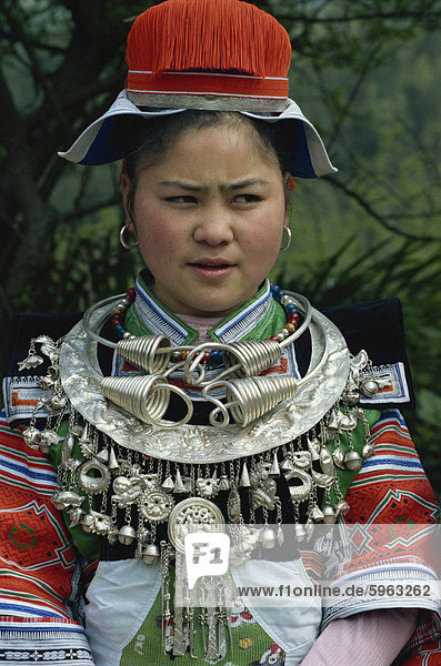 Gejia in Festival Kostüm mit Silberschmuck  Guizhou  China  Asien
