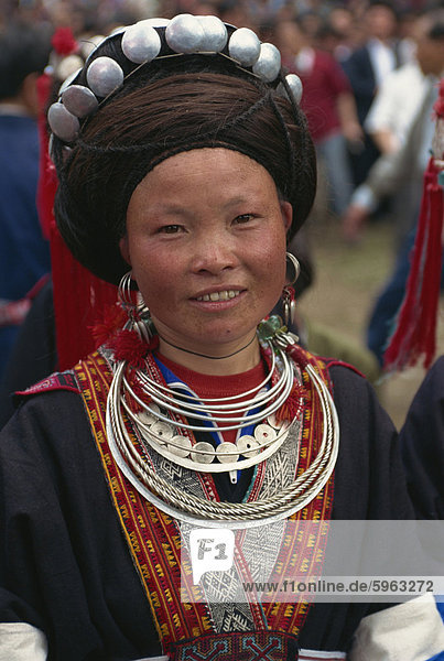 Young Miao Frau in Schmuck Silber  Pingtang  Guizhou  China  Asien