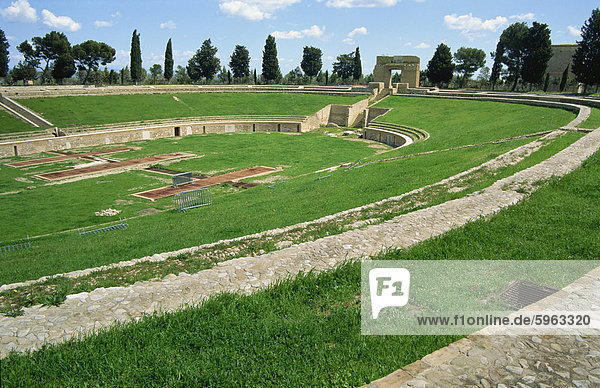 Augustine Periode Amphitheater und Eingang Bogen  Lucera  Apulien  Italien  Europa