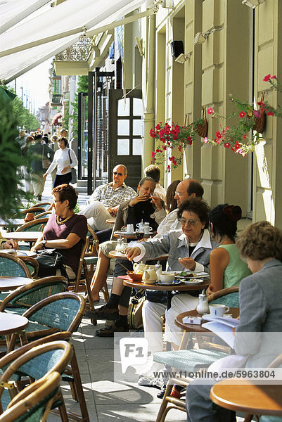 Cafe in Gedimino Pospektas  der Hauptstraße von der modernen Stadt  Vilnius  Litauen  Baltikum  Europa