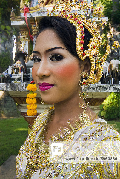 Mädchen in traditionellen Thai Kleidung  Phuket  Thailand  Südostasien  Asien