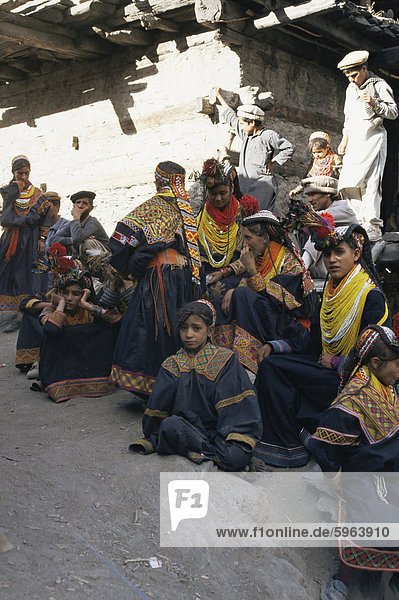 Kalasha Frauen  Bumburet Dorf  Chitral Tal  Pakistan  Asien