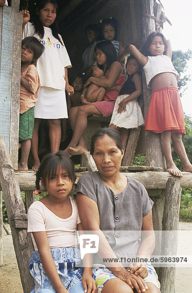 MATSES Frau und ihre Kinder  Paradiso Dorf  Rio Javari  Amazonas  Peru  Südamerika