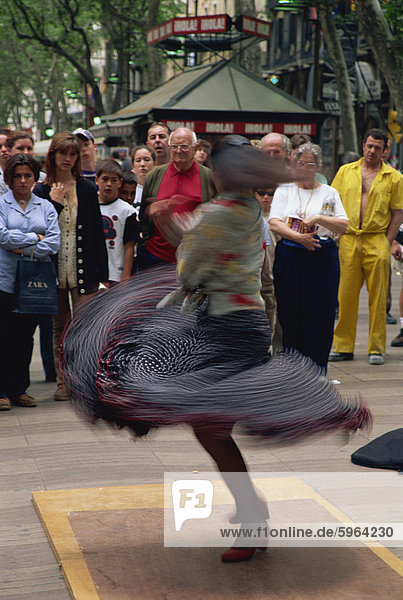 Eine Gruppe von Menschen sehen eine Flamenco-Tänzerin Straße Entertainer auf Las Ramblas in Barcelona  Katalonien (Cataluna)  Spanien  Europa