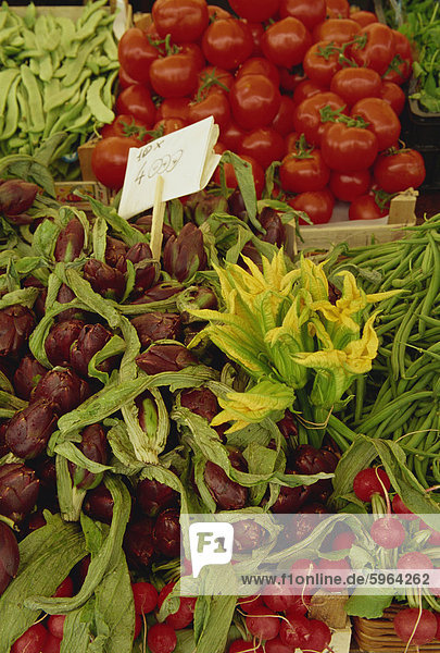 Zucchini-Blüten  Artischocken  Tomaten und Radieschen für Verkauf auf dem Markt in Venedig  Veneto  Italien  Europa