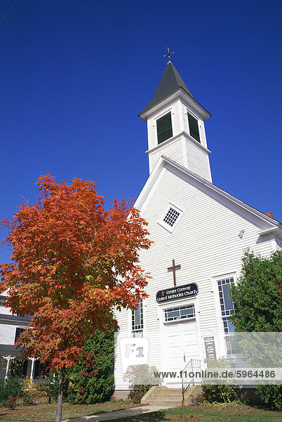 Einen kleinen Ahornbaum im Herbst Farben vor dem Center Conway United Methodist Church  New Hampshire  New England  Vereinigte Staaten von Amerika  Nordamerika