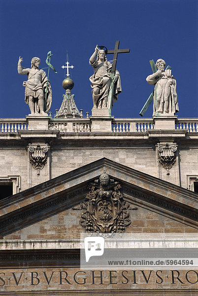 Detail der Statuen auf dem Dach des St.-Peters-Basilika im Vatikan  Rom  Latium  Italien  Europa