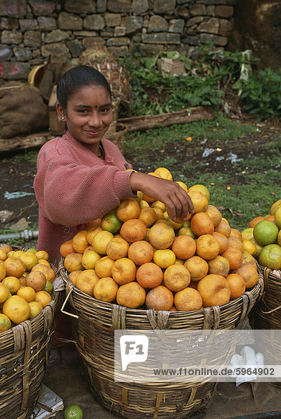 Kopf und Schultern Porträt einer jungen Frau  lächelnd und Blick in die Kamera  ein am Straßenrand Obsthändler in der Nähe von Kodaikanal  Tamil Nadu  Indien  Asien