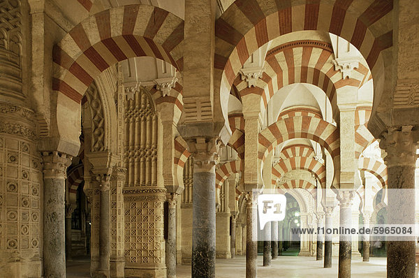 Inneren der großen Moschee  UNESCO-Weltkulturerbe  Córdoba  Andalusien  Spanien  Europa