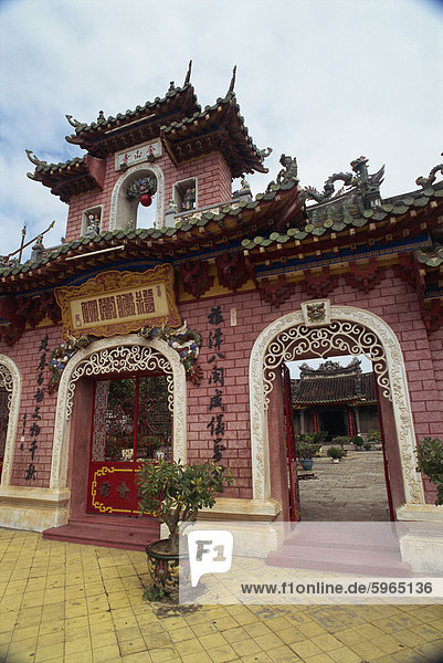 Aussenansicht eines chinesischen Tempels mit reich verzierten Dach und Wände in Hoi An  Vietnam  Indochina  Südostasien  Asien
