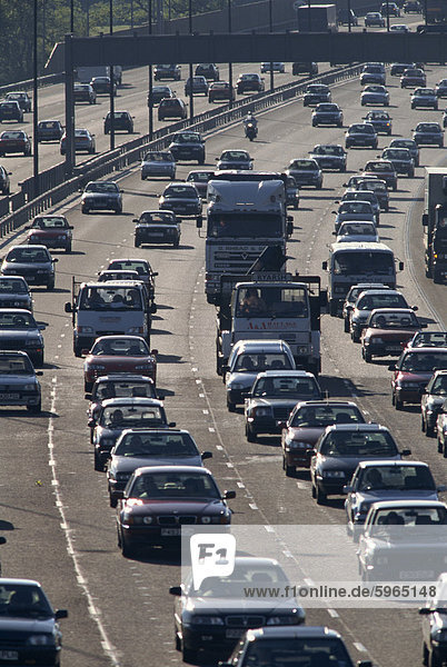 Starken Verkehr auf der Autobahn M25 in England  Vereinigtes Königreich  Europa