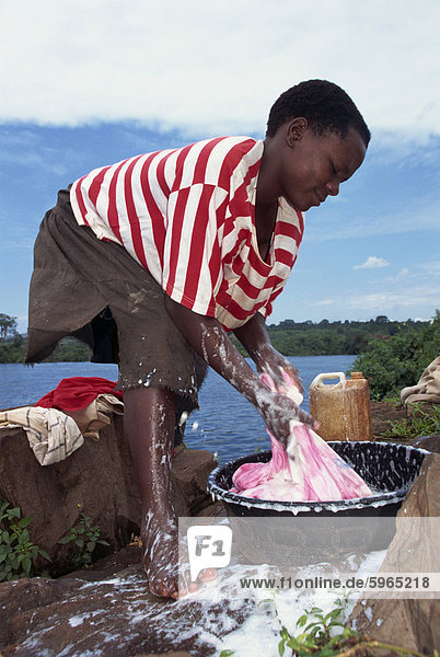 Frau Wäsche waschen  Uganda  Ostafrika  Afrika