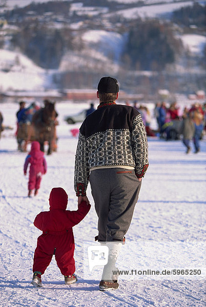 Vater Betrieb Kleinkind Hand  gehen auf Schnee  Norwegen  Skandinavien  Europa