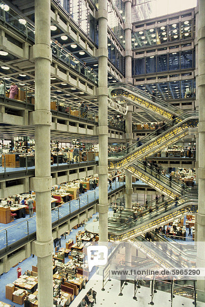 Großes Atrium in der Lloyd's-Gebäude  entworfen von Richard Rogers  Stadt von London  London  England  Großbritannien  Europa