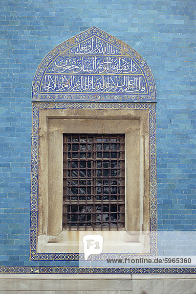 Detail-Fensters mit arabischer Schrift auf Kacheln oben in der Grünen Moschee in Bursa  Türkei  Kleinasien  Eurasien