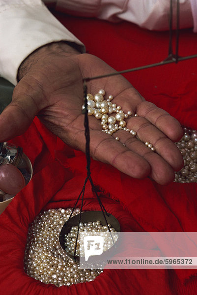 Nahaufnahme der Hand anzeigen Perlen mit Waagen  in der Perle Souk  Manama  Bahrain  Naher Osten