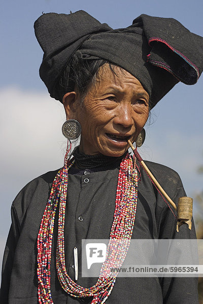 Aku Dame Rauchen Holzpfeife  Wan Sai Dorf  Kengtung (Kyaing Tong)  Shan State  Myanmar (Birma)  Asien