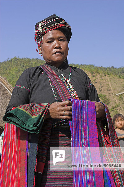 Ann Dame mit Textilien in Ann Dorf Kengtung (Kyaing Tong)  Shan-Staat in Myanmar (Birma)  Asien