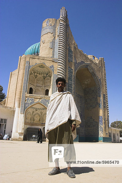 Mann  stehend vor dem Schrein von Khwaja Abu Nasr Parsa  erbaut im späten Timuriden Stil  Balkh (Mutter der Städte)  Afghanistan  Asien