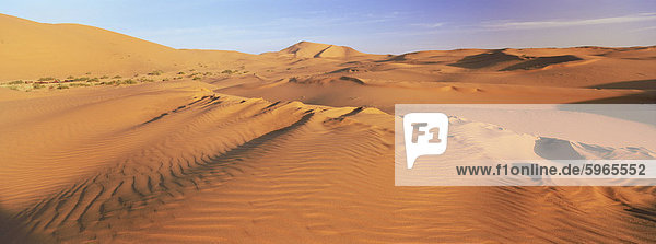 Sanddüne von der Erg Chebbi  Sahara-Wüste in der Nähe von Merzouga  Marokko  Nordafrika  Afrika