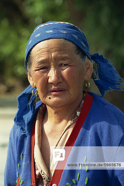 Portrait of a woman  the wife of a Kirghiz farmer  Otoraigur  near Balikchi  Kyrgyzstan  Central Asia  Asia