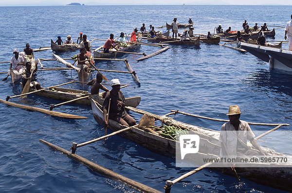 Ausleger Kanuten Visting Kreuzfahrtschiff  Nosy Be  Madagaskar  Indischer Ozean  Afrika