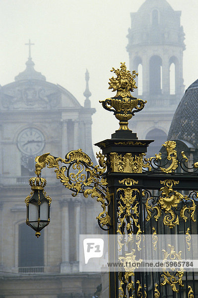 Restaurierten vergoldeten schmiedeeisernen Arbeiten und Lampe von Lamor in die Place Stanislas in Nancy  UNESCO Weltkulturerbe  Lothringen  Frankreich  Europa