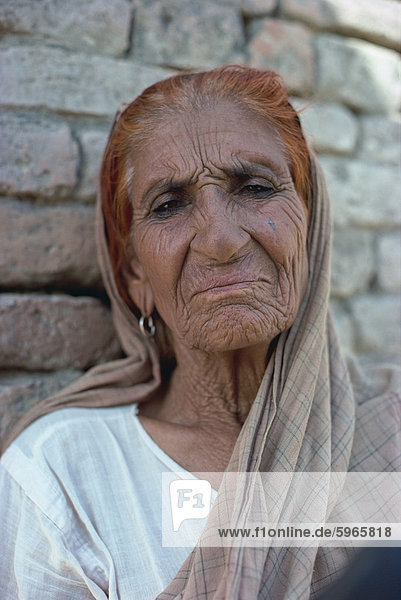 Porträt von eine ältere Frau mit Haar gefärbt rot mit Henna  an Harappa  Punjab  Pakistan  Asien