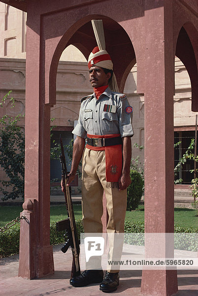 Ehrenwache  Pakistan Rangers Regiment  schützt das Grab des nationalen Dichter Sir Muhammed Iqbal außerhalb Badshahi Moschee  Lahore  Punjab  Pakistan  Asien