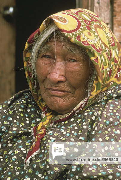 Portrait einer alten Loucheux indische Frau in ein Kopftuch in Fort McPherson in der Nordwest-Territorien  Kanada  Nordamerika