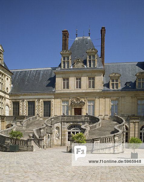 Schritte bis zum Palast in Fontainebleau  UNESCO-Weltkulturerbe  Seine-et-Marne  Ile de France  Frankreich  Europa