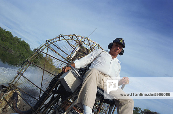 Porträt eines Luftkissenboot-Piloten  tragen Ohr Schützer und Handwerk in Everglade City in Florida  Vereinigte Staaten  Nordamerika