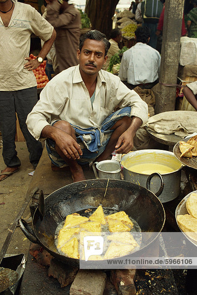 Street vendor cooking pakoras  Hayana  Old Delhi  India  Asia