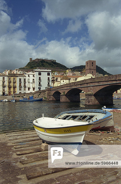 Boote neben einer Brücke über den Fluss Temo in Bosa auf Sardinien  Italien  Europa