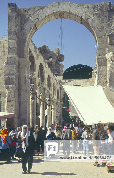 Westliches Tor  Souq Hamadyeh (Markt) und Reste des Jupiter-Tempel  Altstadt  Damaskus  Syrien  Naher Osten