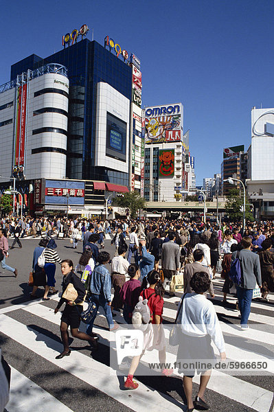 Menschen auf der Straße-Kreuzung in Shibuya-Ku Bereich  Tokio  Japan  Asien