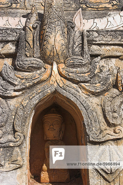 Antike Buddha-Statue in der Nische unterhalb Stupa  Kakku buddhistische Ruinen  sagte über zweitausend Ziegel enthalten und Laterit Stupas  Legende besagt  dass der erste Stupas im 12. Jahrhundert errichtet wurden  von Alaungsithu  König von Bagan (Pagan)  Shan State  Myanmar (Birma)  Asien