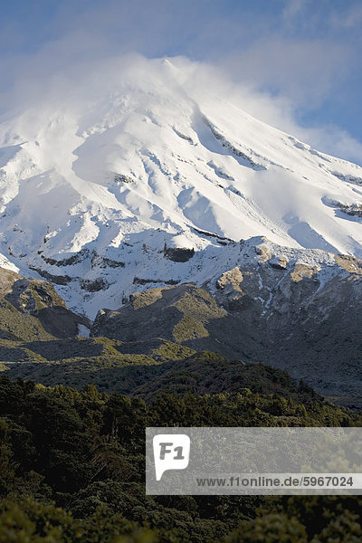 Schlafender Vulkan Mount Egmont oder Taranaki  Egmont-Nationalpark  Taranaki  Nordinsel  Neuseeland  Pazifik