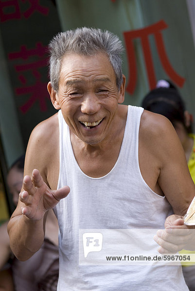 Alter Mann Scherz  Markt  Lanzhou  Gansu  China  Asien
