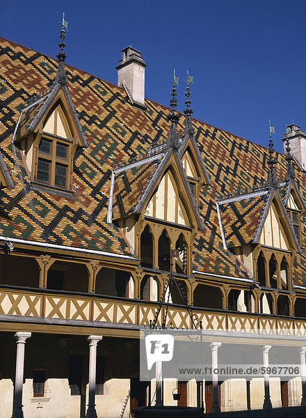 Veranden und Dach der Hospices de Beaune an der Cote d ' or  Bourgogne  Frankreich  Europa