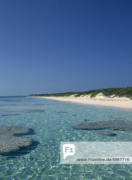 Leeren Strand auf einer der Exuma Inseln in den Bahamas  Westindische Inseln  Caribbean  Mittelamerika