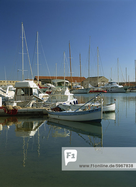 Boote im Hafen von Port Vauban in Antibes an der Cote d ' Azur  Alpes Maritimes  Provence  Côte d ' Azur  Frankreich  Mediterranean  Europa