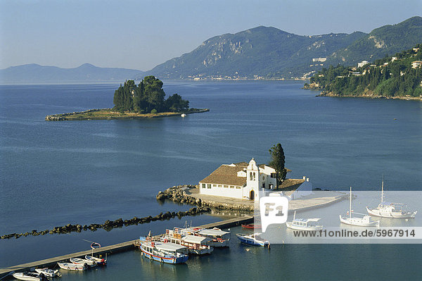 nebeneinander neben Seite an Seite führen Europa Boot vertäut Kai Korfu Griechenland Griechische Inseln Ionische Inseln Kanoni Kloster