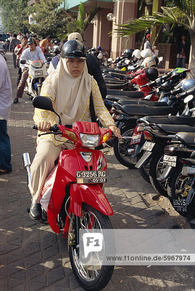 Frau auf Motorroller  Jogjakarta  Java  Indonesien  Südostasien  Asien