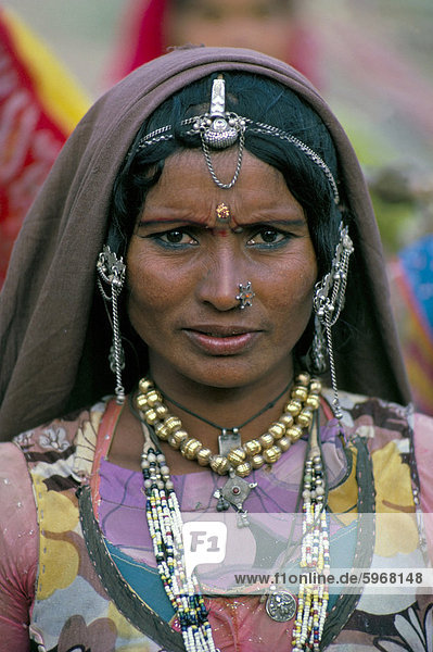 Porträt einer Wüste Nomad Zigeunerin  Rajasthan  Indien  Asien