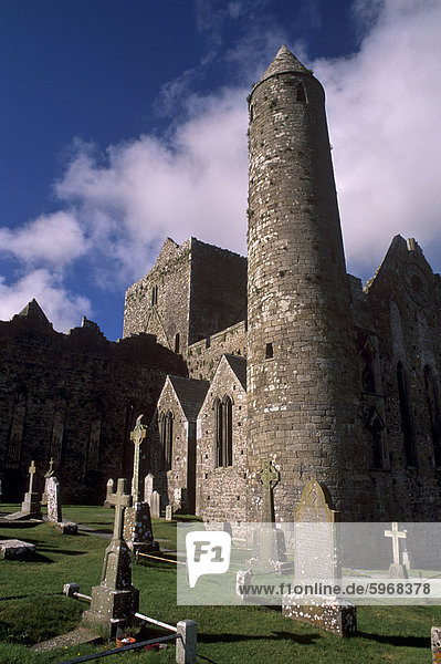 Rundturm und die Kathedrale aus dem 12. und 13. Jahrhundert  Rock of Cashel  Cashel (Caiseal)  County Tipperary  Irland  Europa
