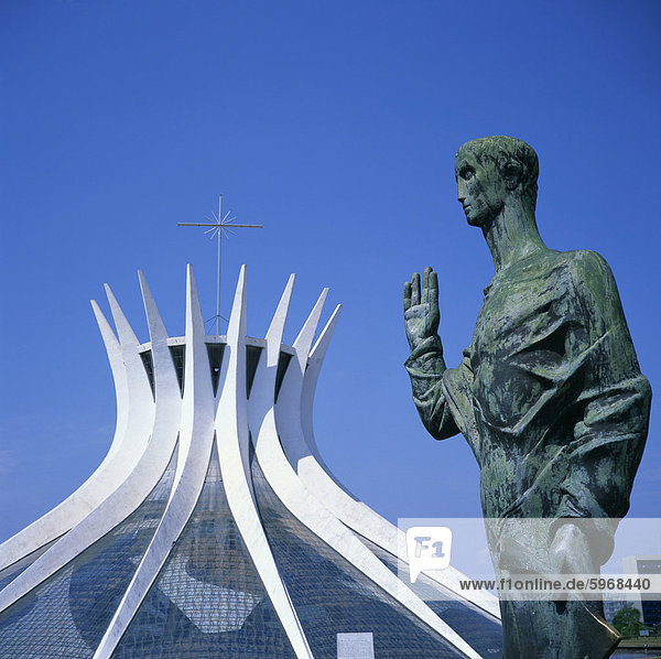 Statue vor der Catedral Metropolitana  Brasilia  UNESCO World Heritage Site  Brasilien  Südamerika