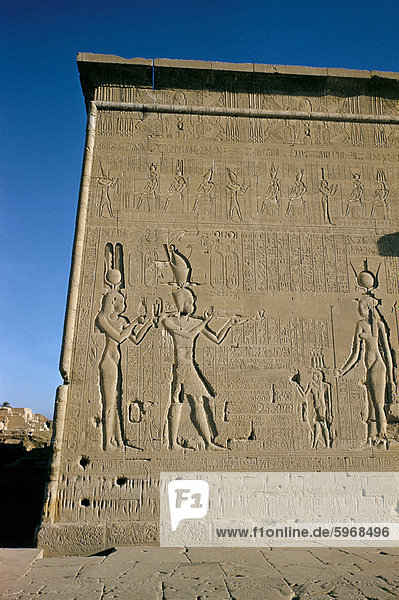 Südfassade  Reliefs von Ptolemy XVI  Sohn von Julius Caesar  mit seiner Mutter Cleopatra in Anwesenheit von Gottheiten  Late ptolemäischen  Tempel von Hathor  Dendera  Ägypten  Nordafrika  Afrika